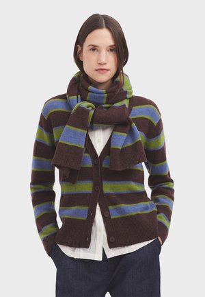 Gestreepte cardigan en sjaalset in bruin, groen en blauw, met een knoopsluiting, een ontspannen fit en een zachte textuur. Gedragen over een wit shirt.