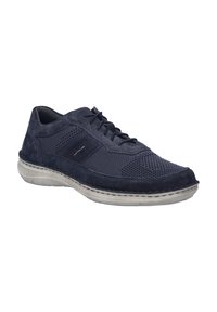 Zapato azul marino hecho de ante y malla, con una superficie texturizada, cierre con cordones y una suela de goma de color claro con detalle de costura.