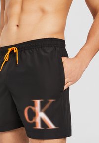 Calvin Klein Swimwear MEDIUM DRAWSTRING-GRAPHIC - Shorts da mare -  black
