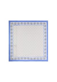 Foulard di seta con un centro bianco caratterizzato da un motivo geometrico blu, bordato da un bordo blu solido e motivi circolari ripetuti in blu scuro.