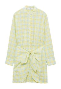 Abito camicia a quadri giallo e blu, maniche lunghe, chiusura con bottoni, vita cinchata con dettaglio di cintura, tessuto leggero, vestibilità comoda.