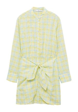 Abito camicia a quadri giallo e blu, maniche lunghe, chiusura con bottoni, vita cinchata con dettaglio di cintura, tessuto leggero, vestibilità comoda.