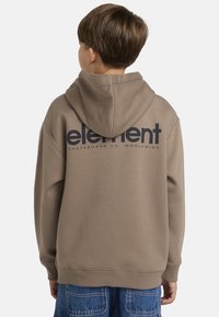 Felpa con cappuccio marrone con un grande logo "element" blu navy sul retro. Realizzata in tessuto morbido, presenta polsini e orlo a costine.