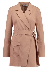 Giacca beige chiaro con cintura, caratterizzata da un colletto a rever, una tasca frontale e una silhouette sartoriale. Realizzata in tessuto liscio con un design strutturato.