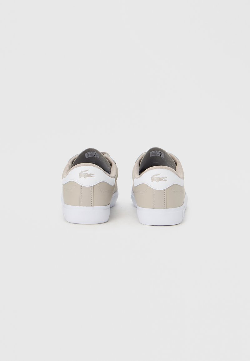 Beige læder sneakers med en hvid hælkappe, der har en tekstureret overflade og et diskret logodetalje på bagsiden. Hvid gummisål.