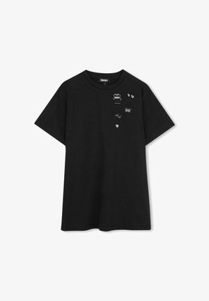 T-shirt noir à manches courtes avec de petites broderies blanches représentant une chemise, des lunettes de soleil, une casquette, un sac avec le chiffre « 89 » et un cœur sur la partie supérieure gauche de la poitrine.