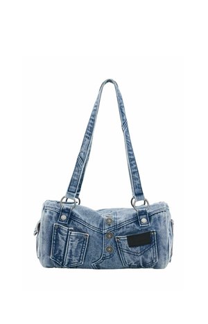 Bolso de hombro azul de denim con dos correas, bolsillos delanteros y detalles con botones que imitan el diseño de los vaqueros sobre un fondo blanco.