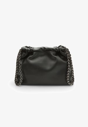Borsa nera in pelle con parte superiore arricciata, accentuata da una tracolla a catena. Presenta una texture liscia e una forma rettangolare.