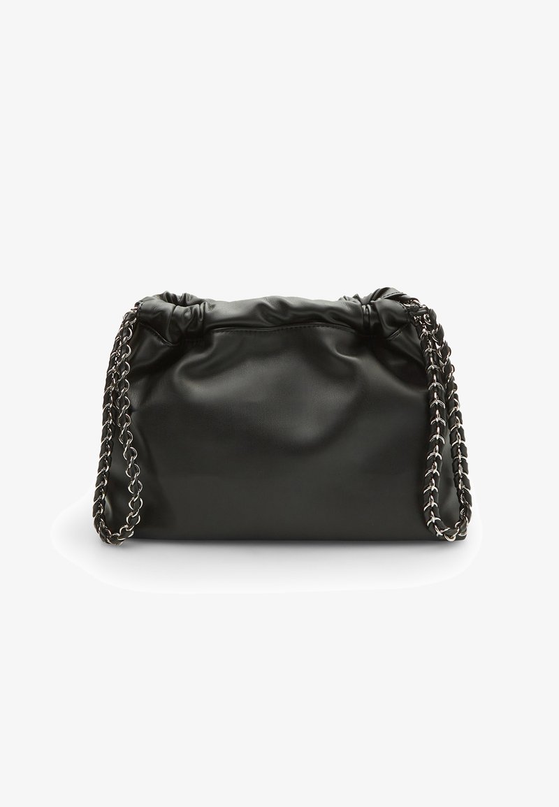 Črna usnjena torba z nabranim vrhom, okrašena s verižnim ročajem. Ima gladko teksturo in pravokotno obliko.