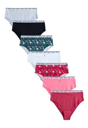 Sedem párov dámskych nohavičiek v rôznych farbách a vzoroch, každé s bielym pásom s nápisom „NEXT“ čiernymi písmenami.