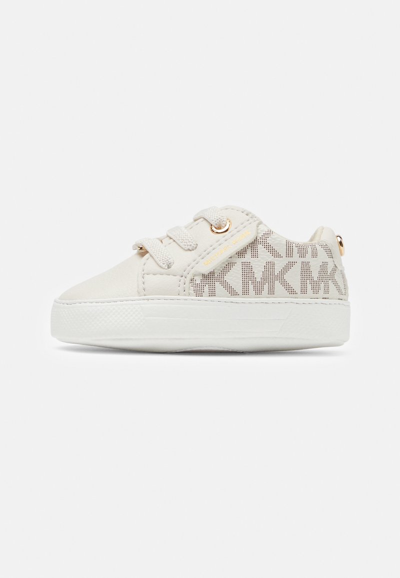 Zapatillas de lona blancas con un acabado texturizado, que presentan acentos en beige claro, cordones y un sutil patrón de logo en los laterales. Suela de goma.