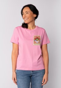 Rosa Baumwoll-T-Shirt mit einem bunten Eiscreme-Motiv im Bereich der Fronttasche. Kurze Ärmel und eine lockere Passform.