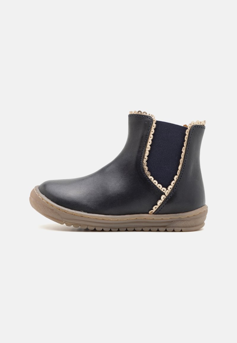 Usnjeni gležnjarji v mornarsko modri barvi z elastičnimi stranskimi deli. Vsebujejo valovito zlat trim ob robovih in strukturirano gumijasto podplat.