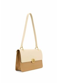 Beige en crème leren handtas met een gestructureerde vorm, voorzien van een gouden sluiting en een enkele verstelbare strap. Glad textuur, minimalistisch ontwerp.