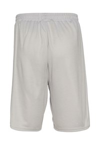 Lys grå atletiske shorts lavet af glat stof. Har en elastisk talje og en løs pasform med lommer på siderne.
