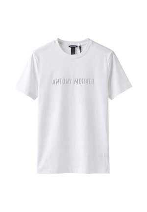 T-shirt blanc à manches courtes et col rond avec "ANTONY MORATO" imprimé en gris clair sur la poitrine.