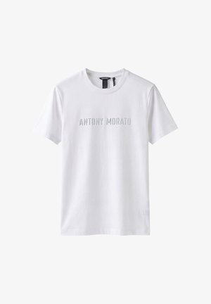 Wit T-shirt met korte mouwen en ronde hals met "ANTONY MORATO" in lichtgrijs bedrukt over de borst.