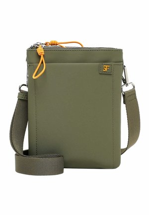 Alyvuogių žalios spalvos rankinė per petį su priekinė kišene, reguliuojamomis petnešomis, viršutiniu užtrauktuku su geltonais traukimo siūlais ir mažu oranžiniu logotipo lopu.