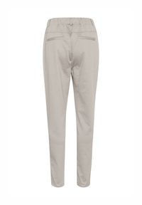Pantalons gris clair fuselés avec une taille élastique, deux poches arrière et un tissu lisse et doux. Design simple sans fermetures visibles.