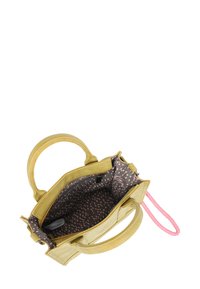 Gelbe Ledertasche mit doppelten Griffen und pinkem strukturiertem Akzent. Das gefütterte Innere zeigt ein dunkles Muster mit hellen Punkten und einer Reißverschlusstasche.