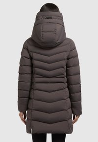 Tummanharmaa untuvapuku, jossa on viisto kuvio, suuri huppu, tikattu rakenne ja puolipitkä pituus.