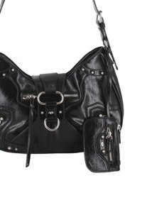 Bolso de hombro de cuero negro con hebillas plateadas, detalle de cremallera en la parte frontal y un pequeño bolsillo con cremallera adjunto.