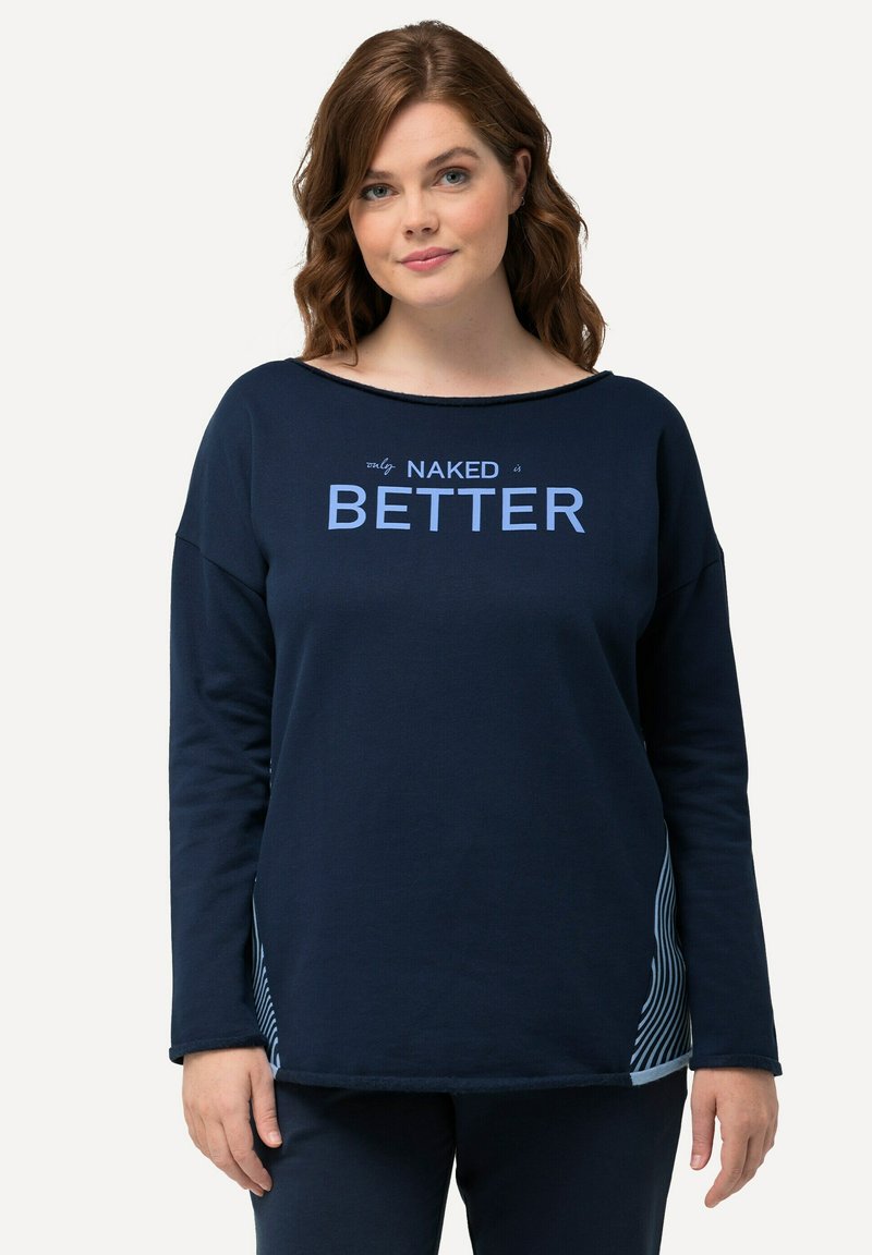 Maglietta a maniche lunghe blu navy con scollatura ampia, caratterizzata dalla scritta "NAKED is BETTER" in testo azzurro e dettagli a righe sui lati.