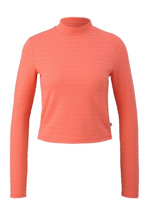 Korallenfarbenes, langärmeliges, strukturiertes Crop-Top mit Stehkragen und dezenten horizontalen Wellenmustern sowie einem kleinen seitlichen Etikett am linken Saum.