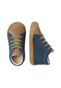 Scarpe per bambini in suede blu e marrone con lacci verdi, visualizzate in vista dall'alto e di lato su uno sfondo bianco.