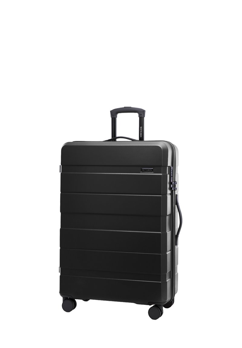 Černý pevný kufr s vodorovnými rýhami, vysouvatelnou rukojetí a čtyřmi kolečky pro snadnou manipulaci. Má boční rukojeť a zipové zavírání.