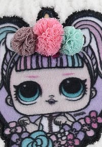 Nahaufnahme eines Cartoon-Puppen-Gesichts mit großen blauen Augen, pink- und blau gestreiften Haaren und drei bunten Wolle-Pompoms obendrauf.