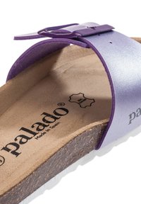 Sandale à glissière synthétique violette et lilas avec boucle, semelle intérieure en liège et semelle extérieure texturée. Marque "Palado" visible sur la semelle.