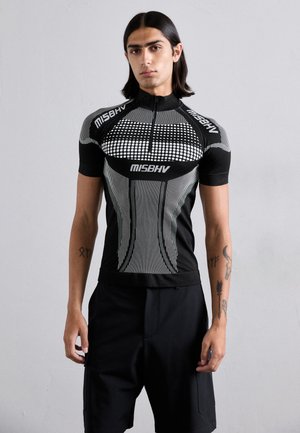 Maillot de cyclisme noir à manches courtes avec une fermeture éclair à l'avant, des motifs graphiques blancs contrastants et une coupe ajustée. Assorti avec un short noir.