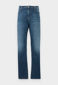 Vaqueros de denim en azul medio con un lavado desgastado. Presenta cinco bolsillos, cierre de botón y un diseño de pierna recta. Textura suave.