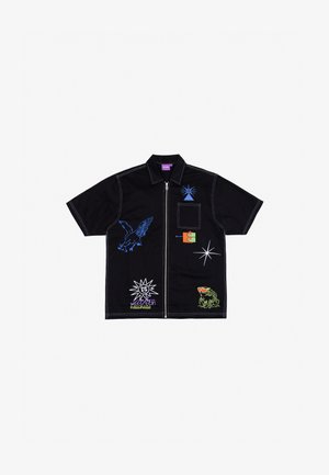 Czarna koszula z krótkim rękawem z metalicznie niebieskimi i neonowo zielonymi haftami, z różnymi graficznymi wzorami i zapięciem na zamek.