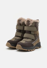 Brązowe i oliwkowe buty trekkingowe z futrzanym kołnierzem, rzepami, gumową podeszwą i wzorzystym materiałem. Zaprojektowane do użytku na świeżym powietrzu.