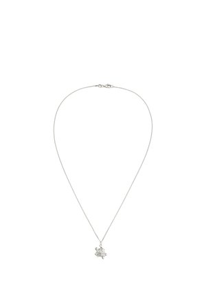 Silberne Halskette mit kleinem schildkrötenförmigem Anhänger, der gravierte Herzmuster zeigt.