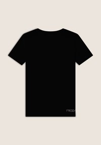 Camiseta negra de manga corta con cuello redondo, hecha de una tela suave. Presenta un sutil logo "FREDDY" en la esquina inferior derecha.