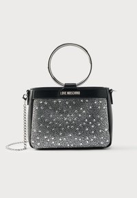 Μαύρη τσάντα χειρός με ασημένια κυκλική λαβή· το μπροστινό μέρος διακοσμείται με μοτίβο από χάντρες· διαθέτει αλυσίδα ιμάντα και λογότυπο "Love Moschino".