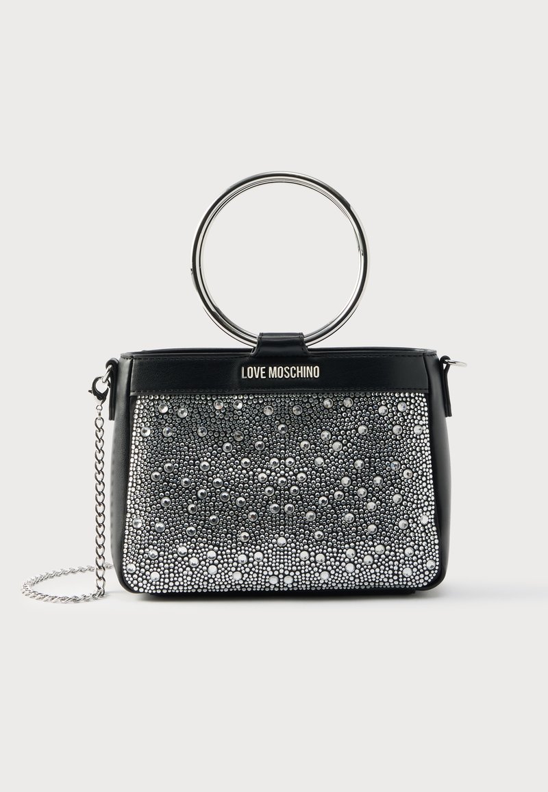 Μαύρη τσάντα χειρός με ασημένια κυκλική λαβή· το μπροστινό μέρος διακοσμείται με μοτίβο από χάντρες· διαθέτει αλυσίδα ιμάντα και λογότυπο "Love Moschino".