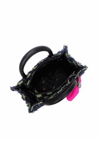 Sac fourre-tout avec bordure à franges, motif tissé bleu marine et vert citron, poignées en cuir noir, poche zippée rose, et intérieur doublé en tissu noir.