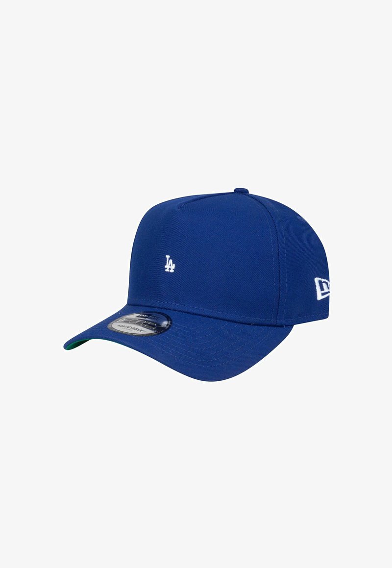 Blaues verstellbares Baseballcap mit weißem "LA"-Logo auf der Vorderseite und einem weißen New Era-Logo an der Seite.