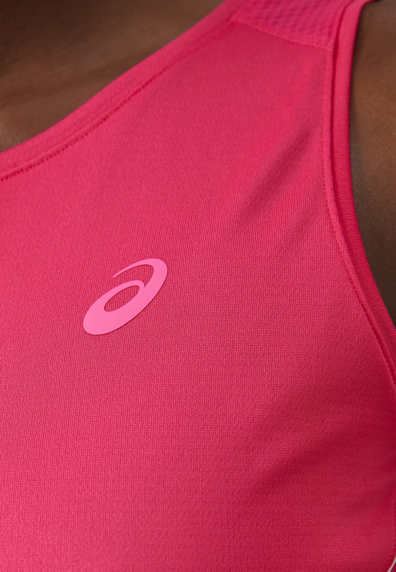Figurbetontes Sporttanktop aus leuchtend pinkem Stoff mit glatter Textur. Mit einem kleinen, hellpinkfarbenen Logo auf der Vorderseite.