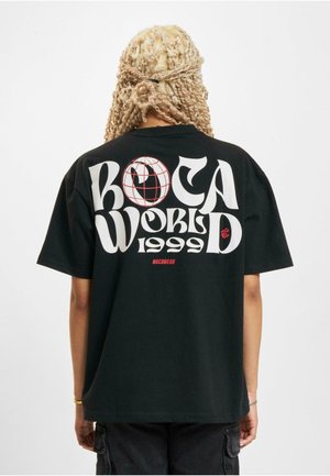 Svart bomull T-skjorte med fet hvit og rød grafisk tekst på ryggen: "BOCA WORLD 1999" med et jordklode-design. Korte ermer, avslappet passform.