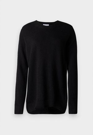 Zwarte trui gemaakt van zacht materiaal, met lange mouwen, een ronde halslijn en geribde manchetten. Eenvoudig ontwerp, zonder patronen of accenten.