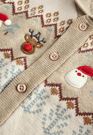 Beige strikket cardigan med broderede rensdyr med røde næser, snemand og festlige mønstre. Fem runde knapper i lys brun.