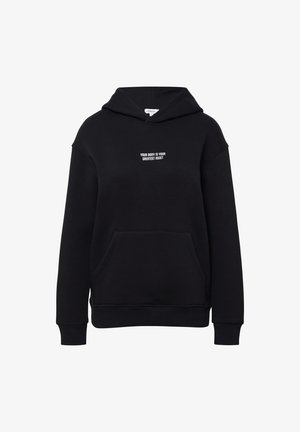 Čierna mikina s predným vreckom, kapucňou a bielym nápisom "TVOJE TELLO JE TVOJ NAJLEPŠÍ MAJETOK" na hrudi. Mäkká tkanina, voľný strih.