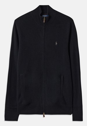 Cardigan noir zippé en tissu tricoté, doté d'un col haut, de deux poches avant et d'un petit logo brodé sur la poitrine.