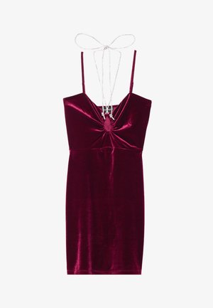 Robe mini en velours bourgogne avec une silhouette ajustée, décolleté en V, détail central froncé et bretelles en argent réglables.