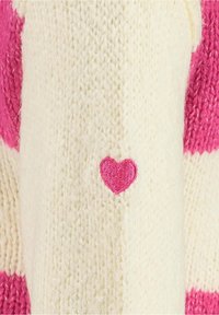 Sweter dzianinowy z różowymi i kremowymi paskami, z małym haftem różowego serca przy szwie. Miękka struktura, przytulny design.